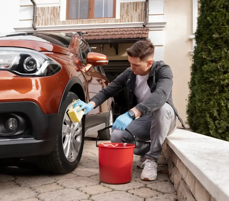 Lavage auto à domicile Chars : professionnel intervenant sur un véhicule
